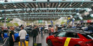 Der Autosalon lädt in den Sindelfinger Glaspalast.